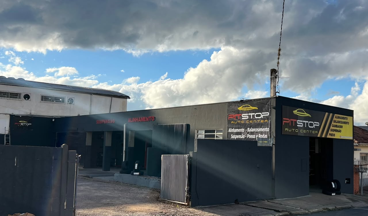 Fachada da Pit Stop Auto Center na Rua Frederico Ozanan, 45, em Piraí do Sul