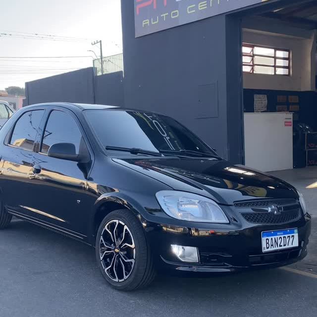 Carro preto em frente à Pit Stop Auto Center
