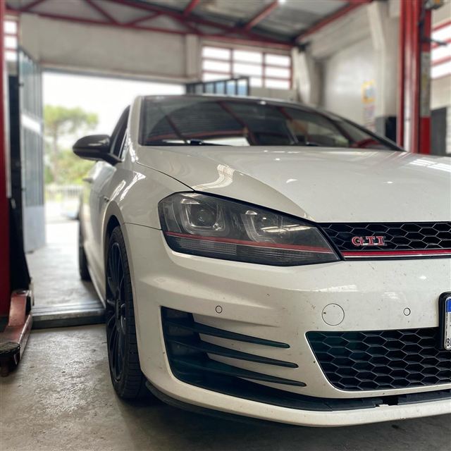 Golf GTI branco na oficina